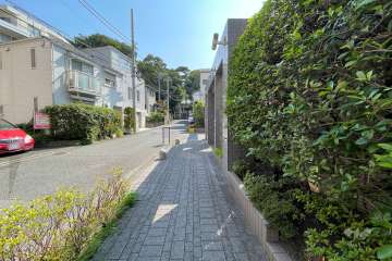 敷地北側の前面道路（西側から）