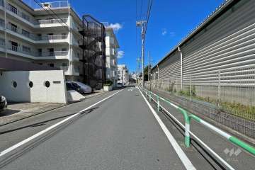 敷地北側の前面道路（東側から）