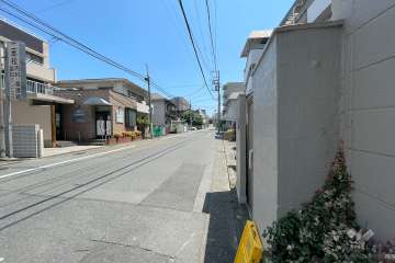 敷地の北側前面道路（西側から）