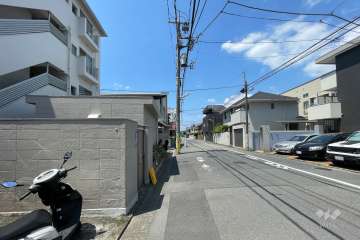 敷地の北側前面道路（東側から）