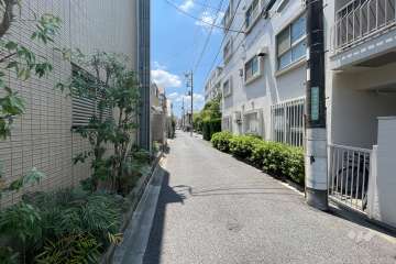 敷地の東側前面道路（北側から）
