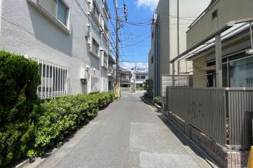 敷地の東側前面道路（南側から）