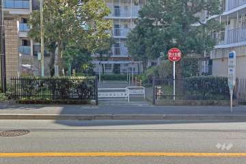 敷地に隣接した『用賀三丁目公園』