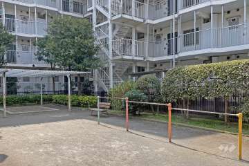 鉄棒や休憩スペースがあります。