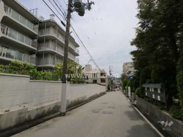 夙川台スカイハイツの西側前面道路（北側から）