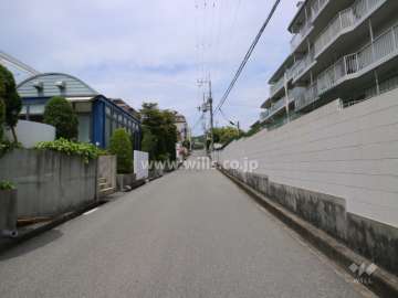 夙川台スカイハイツの西側前面道路（南側から）