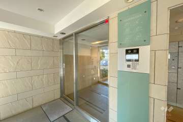 エントランスはオートロック付きです。