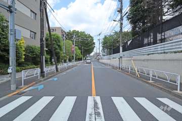 敷地北東側の前面道路