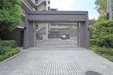 駐車場の出入り口（リングシャッター付き）