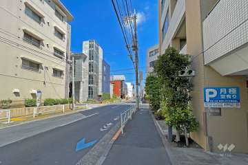 敷地の東側前面道路は用賀中町通りです（南側から）。