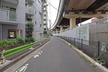 敷地南側の前面道路（西側から）