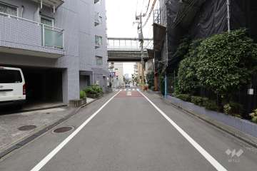 敷地西側の前面道路（北側から）