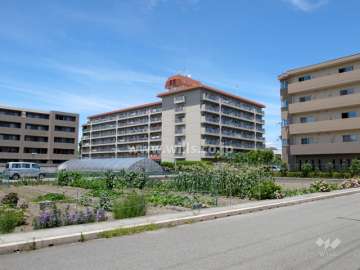 スターハイツ西宮北口の遠景。周辺は区画の整った静かな住宅地です。