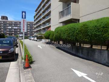 駐車場入口（一方通行になっています。）