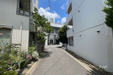 敷地西側の前面道路（南側から）