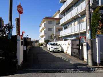 敷地入口。周辺は高台の閑静な住宅地です。