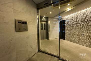 エントランスはオートロック付きです。