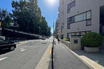 敷地の東側前面道路（南側から）