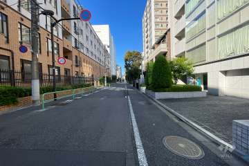 敷地の北側前面道路（東側から）