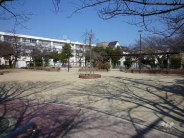 マンション東側の「東鳴尾公園」