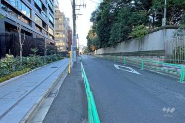 敷地の北側前面道路（東側から）