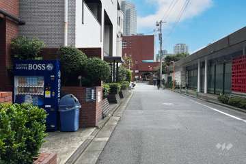 敷地西側の前面道路