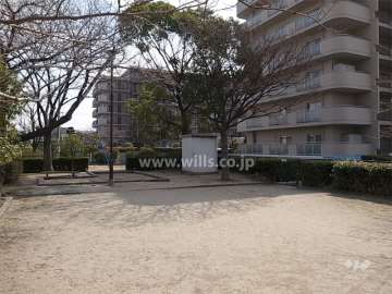 敷地の北側には隣接して東鳴尾児童遊園があります。