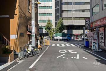 敷地東側の前面道路（南側から）