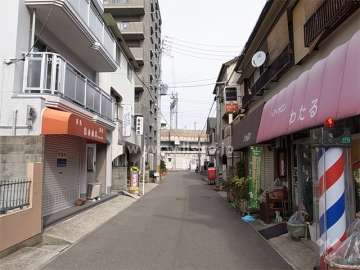 敷地東側の前面道路。少し北へ行くと、阪急神戸線が走っています。