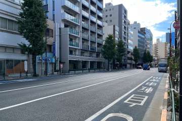 敷地西側の前面道路