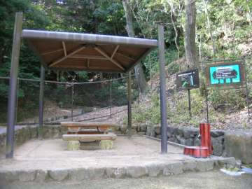 保護樹林の入口にあるテーブルセット（敷地内）