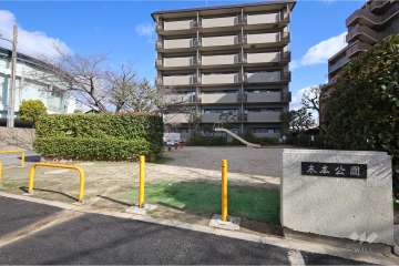 敷地に隣接して『末広公園』があります。
