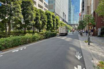 敷地西側の前面道路（北側から）