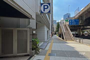 敷地の北西側前面道路は昭和通りです（北東側から）。