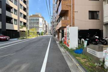 敷地の北西側前面道路（南西側から）