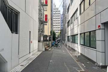 敷地の北側前面道路（西側から）
