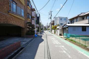敷地北側の前面道路（西側から）
