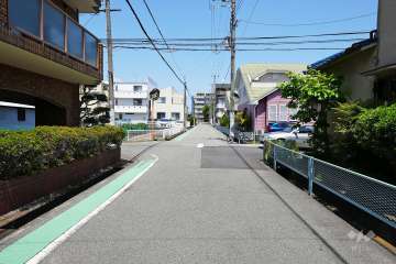 敷地東側の前面道路（南側から）