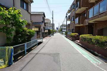 敷地東側の前面道路（北側から）