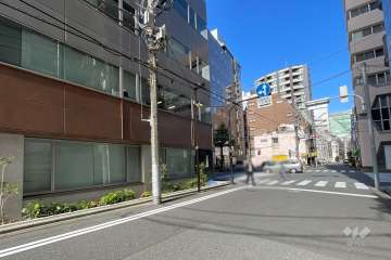 敷地西側の前面道路
