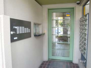 エントランス前。メールボックス。