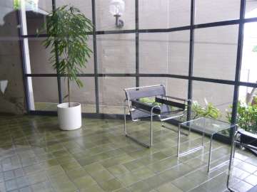 ガラス貼りの応接スペース