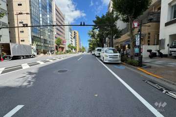 敷地の北側前面道路（西側から）