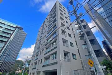 ブランズ九段北の外観（南東側から）