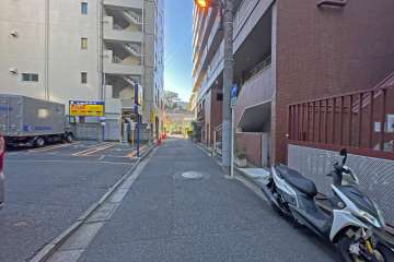 敷地の南側前面道路（東側から）