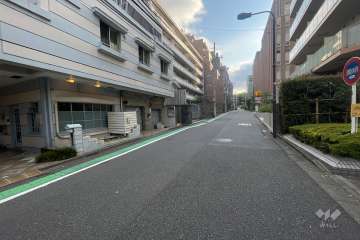 敷地南側の前面道路（西側から）