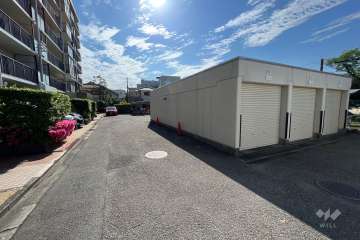 敷地内駐車場（シャッター付き車庫）