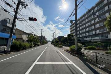 敷地南側の前面道路（東側から）