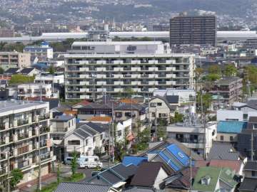 周辺はマンションと一戸建てが混在する住宅地です。