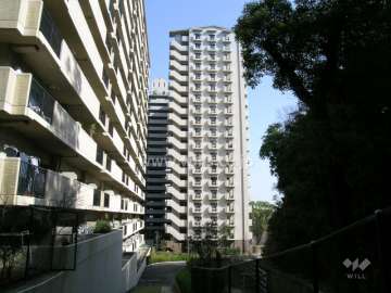 奥が3番館（3番館の西側には保護樹林が広がっています）